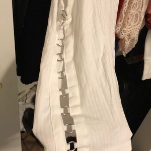 White tank, chained side top 💕